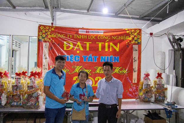 Ông Nguyễn Phước Thuận – Giám đốc Công Ty Lọc Công Nghiệp Đạt Tín khen thưởng nhân viên xuất xắc trong năm 2021