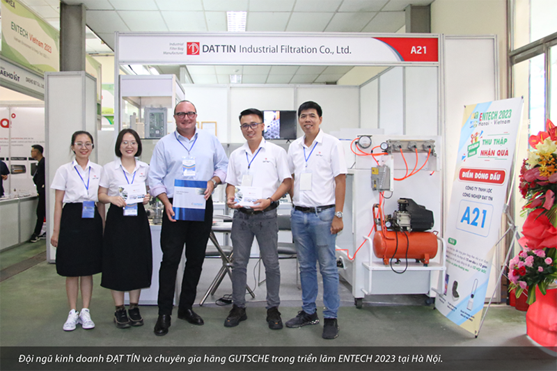 Đội ngũ kinh doanh ĐẠT TÍN và chuyên gia hãng GUTSCHE trong ngày khai mạc triển lãm ENTECH 2023 tại Hà Nội.
